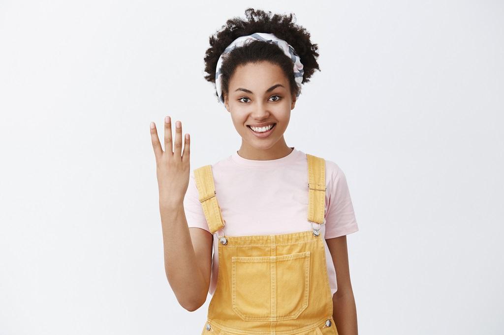 4 coisas que você não sabia sobre consulta de negativação. Mulher fazendo numero 4 com as mãos