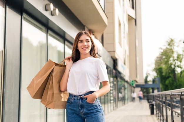 Fraudes na Black Friday. Jovem com sacolas de compras