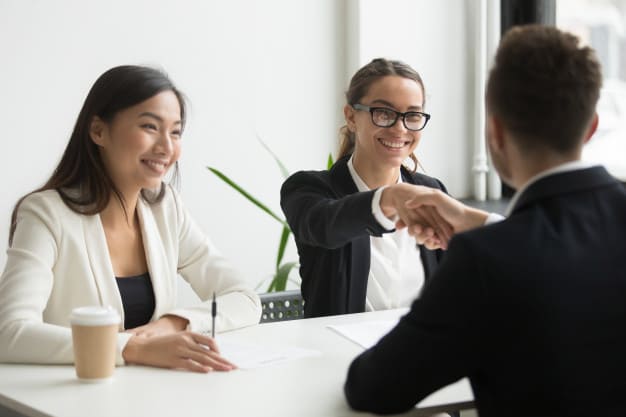 Como contratar uma empresa de consulta de CNPJ. Pessoas felizes em reunião